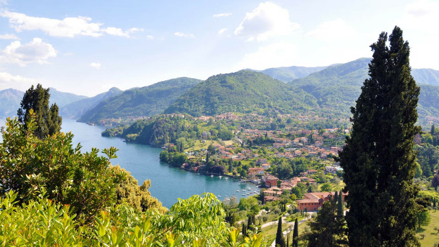 ARRIVING AT THE LAKESIDE TOWN OF COMO
